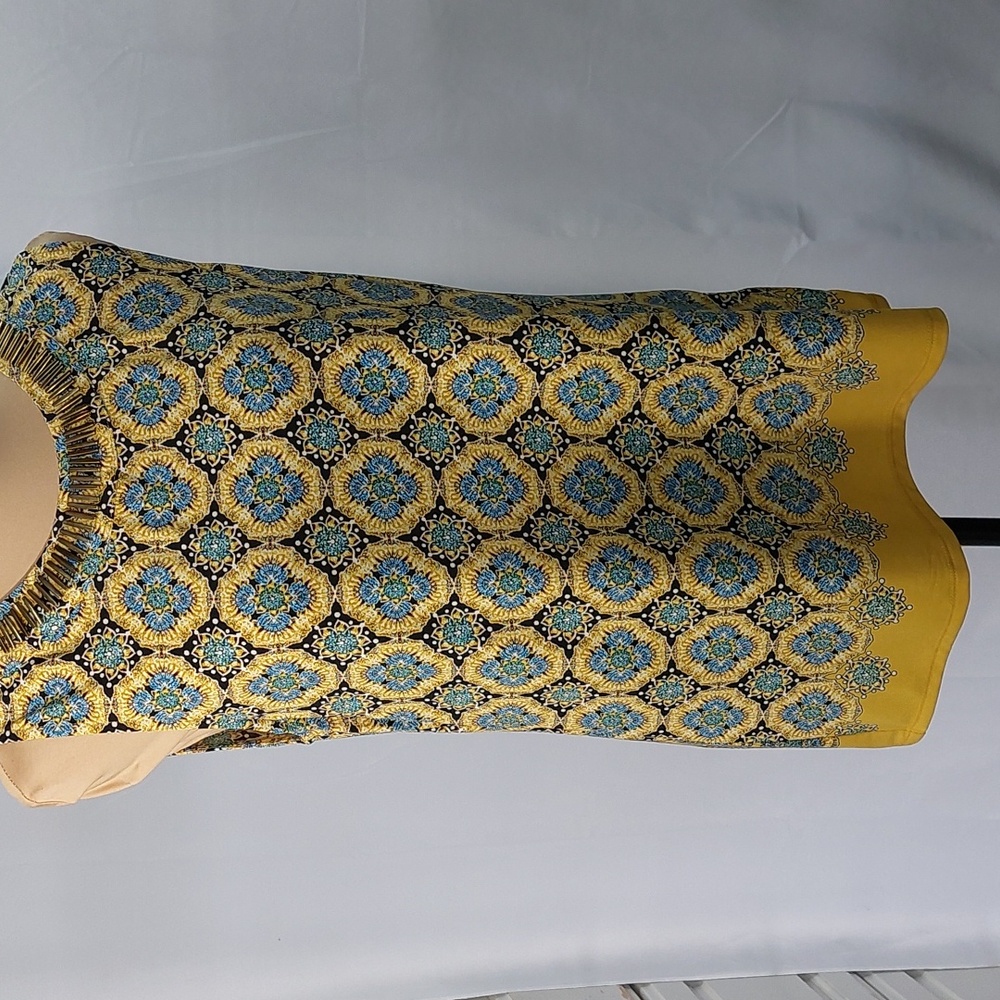 ROZ & ALI NWOT sleeveless summer blouse. Size M.  condition.